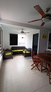 uma sala de estar com um sofá e uma mesa em Jackuri Casa Hospedaje em San Andrés