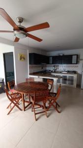 y cocina con mesa y sillas y ventilador de techo. en Jackuri Casa Hospedaje, en San Andrés