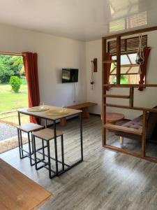 a room with a table and a bunk bed at Fare lei , bungalow en toute simplicité in Uturoa