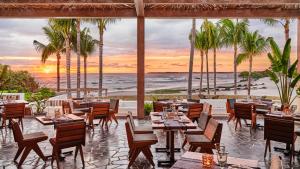 un restaurante con vistas al océano en Susurros del Corazón, Auberge Resorts Collection, en Cruz de Huanacaxtle