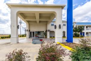 a large white building with a large entrance at Motel 6 Seguin TX in Seguin