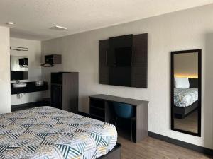Postel nebo postele na pokoji v ubytování Motel 6 Seguin TX + 17 fotografií