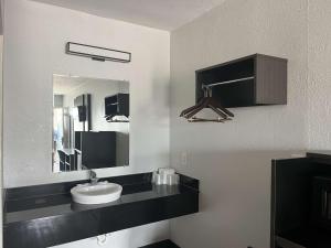 Kuchyň nebo kuchyňský kout v ubytování Motel 6 Seguin TX