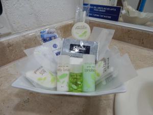 ein Tablett mit Zahnbürsten und anderen Produkten auf einem Waschbecken in der Unterkunft Best Western Minatitlan in Minatitlán