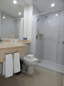 y baño con aseo, ducha y lavamanos. en Best Western Minatitlan, en Minatitlán