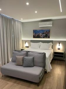 サンパウロにあるIguatemi Stay B - PREMIUM location, MODERN and NEW space, Affordableの広いベッドルーム(ベッド1台、ソファ付) +37枚の写真