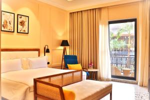 Radisson Blu Plaza Resort & Convention Centre Karjat客房内的一张或多张床位