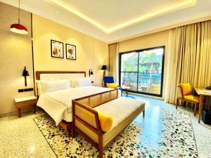 Radisson Blu Plaza Resort & Convention Centre Karjat客房内的一张或多张床位