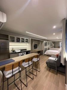 サンパウロにあるIguatemi Stay B - PREMIUM location, MODERN and NEW space, Affordableのベッドルーム1室(ベッド1台、テーブル、椅子付)