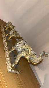 una estatuilla dorada de un elefante sobre una mesa en City Centre Flat with Free Parking, en Newport