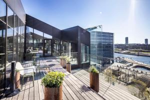 un edificio de oficinas con balcón con plantas en Scandic Spectrum, en Copenhague