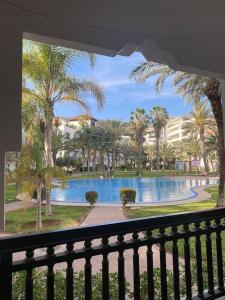 balkon z widokiem na basen w obiekcie cozy apprtr w mieście Agadir