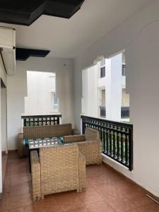 balkon z kanapami i krzesłami w budynku w obiekcie cozy apprtr w mieście Agadir