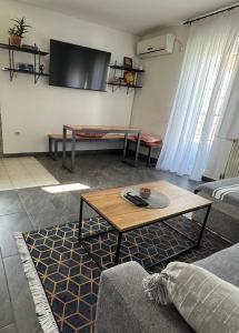- un salon avec un canapé et une table basse dans l'établissement Bellas apartmani, à Novi Sad