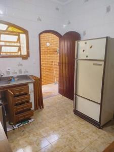 Dapur atau dapur kecil di Casa a meia quadra da Praia do Caiçara PG