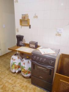 Dapur atau dapur kecil di Casa a meia quadra da Praia do Caiçara PG