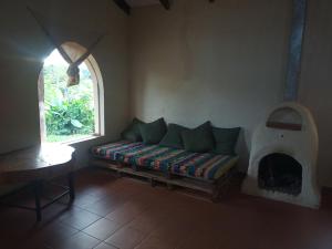 - un salon avec un canapé et une fenêtre dans l'établissement Casa Loto, à Samaipata