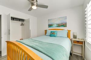 1 dormitorio con 1 cama y ventilador de techo en San Diego Home with Deck Walk to Mission Beach!, en San Diego