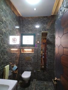 Koupelna v ubytování شقة فندقية