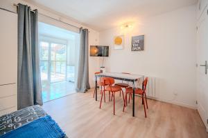 TV a/nebo společenská místnost v ubytování Ty Coz * Cocooning * Paisible * Jardin * Parking