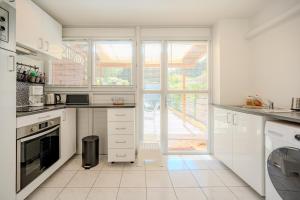 Kuchyň nebo kuchyňský kout v ubytování Ty Coz * Cocooning * Paisible * Jardin * Parking + 5 fotografií