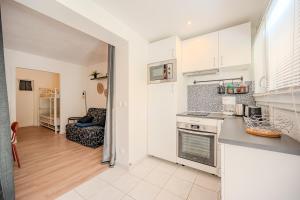 Kuchyň nebo kuchyňský kout v ubytování Ty Coz * Cocooning * Paisible * Jardin * Parking