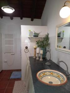 ein Bad mit einem Waschbecken und einem Spiegel in der Unterkunft C M Casa de Mares Alojamento Local in Casas Novas de Marés