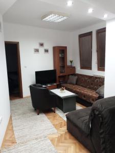 sala de estar con sofá y mesa en Apartman Mladenovic Center, free parking&wifi en Vranje