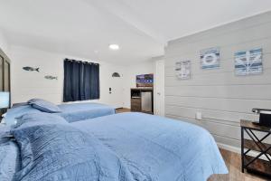 霍頓湖的住宿－Standard King - Room 7，一间卧室配有两张床和电视。