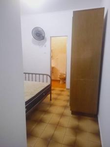 een kamer met een bed en een badkamer met een toilet bij Casa a meia quadra da Praia do Caiçara PG in Solemar