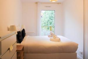 - une chambre avec un lit doté d'un ours en peluche dans l'établissement Cozy 60 m on the outskirts of Paris, à Gentilly