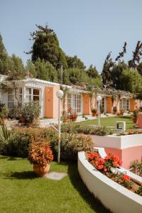 a row of houses with flowers in the yard at La Posada del Puente in Arequipa