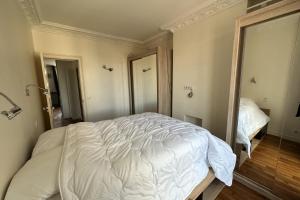 Bright apartment - near Fort Montrouge tesisinde bir odada yatak veya yataklar