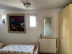 a bedroom with a painting on the wall and a bed at Gästehaus Linden - Zweibettzimmer in Linden