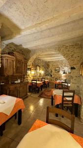 - un restaurant avec des tables et des chaises dans une salle dans l'établissement COLOMBA Hôtel Restaurant, à Bonifacio
