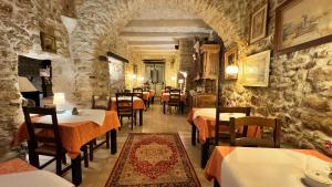 Colomba Hôtel Centre-Ville Historique餐厅或其他用餐的地方