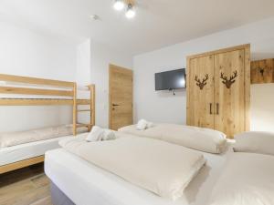 A bed or beds in a room at Tauernsuites Sonnblick Top 4
