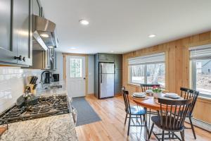 Η κουζίνα ή μικρή κουζίνα στο Idyllic Eastbrook Cabin Lake Access, Near Acadia! +16 φωτογραφίες