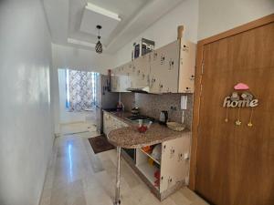 een keuken met witte kasten en een aanrecht bij Résidence Perla Andaloussia in Mansouria