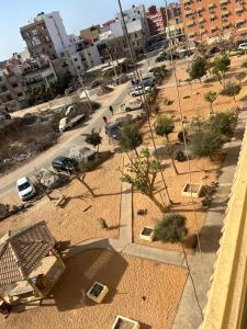 een luchtzicht op een straat met auto's en gebouwen bij Appartement meublé F4 Maristes, Dakar in Dakar