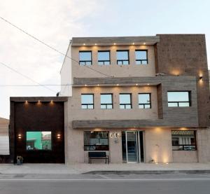 een gebouw aan de straatkant bij Hotel Roque in Torreón