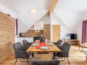 Un comedor con mesa y sillas de madera. en Lärchenhof Top 302, en Mauterndorf