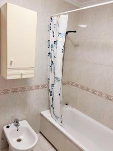 La salle de bains est pourvue d'un lavabo, d'une baignoire et de toilettes. dans l'établissement Habitación compartido Huelva centro, à Huelva