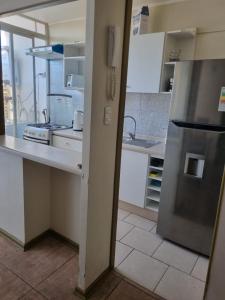 uma cozinha com um fogão e um frigorífico em Ovalle Hotel Arauco em Ovalle