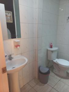 uma casa de banho com um lavatório e um WC em Ovalle Hotel Arauco em Ovalle