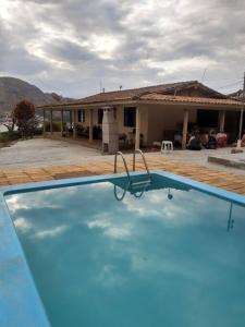 Swimmingpoolen hos eller tæt på Refugio a Beira do lago Piscina Churrasqueira Vista privelegiada para o Por dos sol Canto dos Passaros
