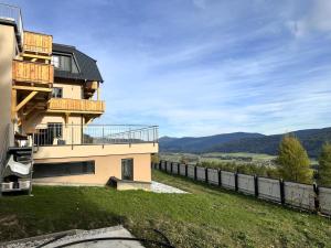 Un edificio con un balcón en el lateral. en Lärchenhof Top 301, en Mauterndorf
