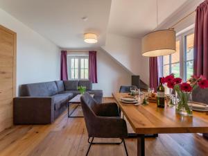 een woonkamer met een tafel en een bank bij Lärchenhof Top 303 in Mauterndorf