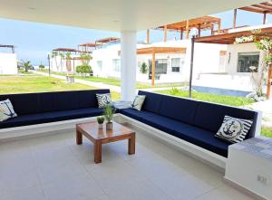 een woonkamer met een blauwe bank en een salontafel bij Casa de estreno en Playa Azul in Cerro Azul