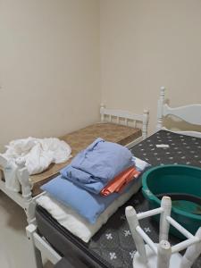 ein Krankenhausbett mit zwei Kissen darüber in der Unterkunft TRANQUILIDADE- CHAPÉU DO SOL in São João da Barra